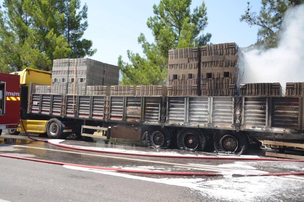 Konya’dan yola çıktı, patlayan lastik TIR'ı yaktı 3